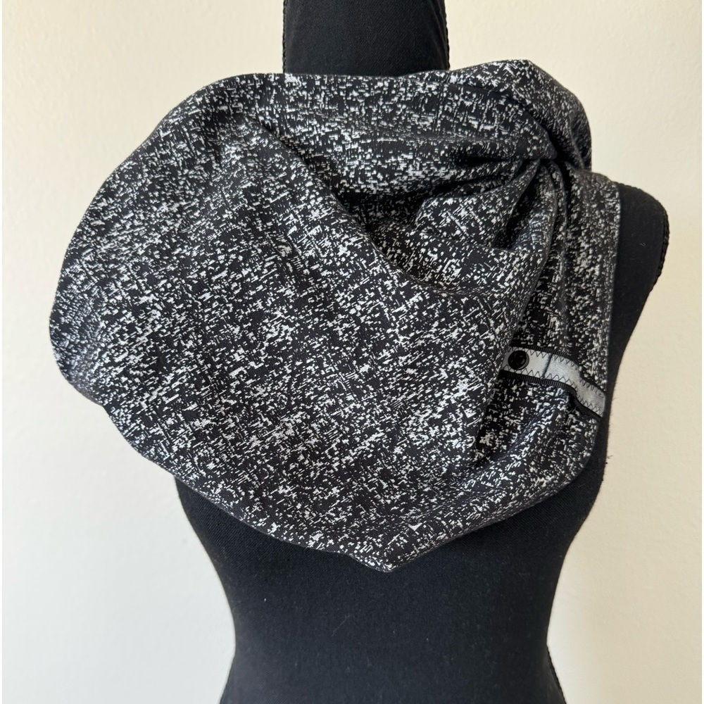 LULULEMON Vinyasa Scarf Wrap Rulu Fabric Snaps Logo Black/ White ‎ O/S